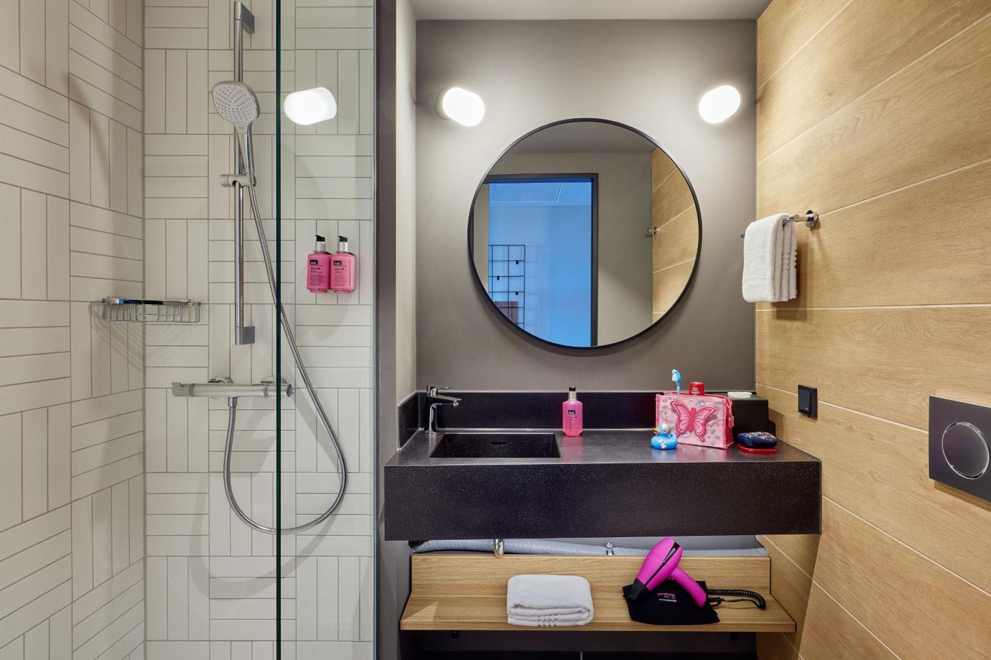 Готель Moxy Cologne Muelheim Екстер'єр фото